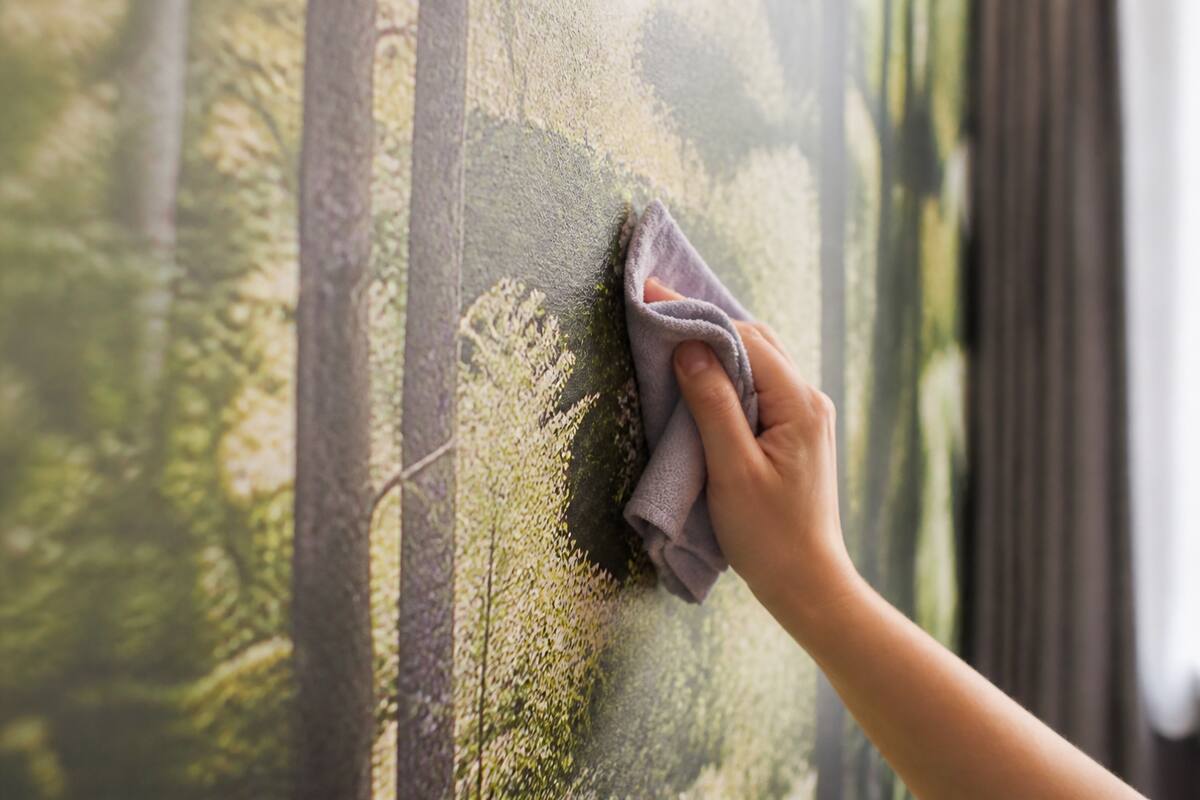 Voorzichtig fotobehang schoonmaken met een zachte microvezeldoek
