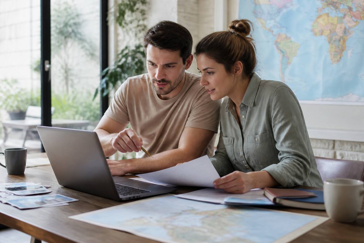 Vakanties vergelijken met een checklist op laptop en papier